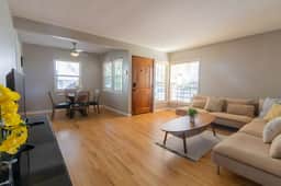 Prime Location Cottage Near Lake Trails Shops