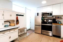 Charming 2BR – Walk to Parks, Eats, Light Rail