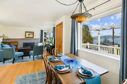 Scenic 3BR Lake Washington Home – Hot Tub & Outdoor BBQ