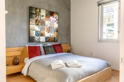 Modern Loft, Clean, Quiet, Parking, WiFi, Cable