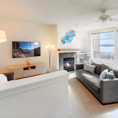 Water Views 1BR next to Pike Place w/ Hot Tub, Gym