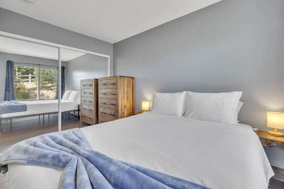 Spacious Point Loma 2BR w/ Ocean Views + Parking