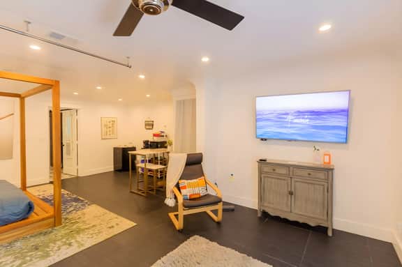 *Deluxe Master Studio* Private Entrance & Patio
