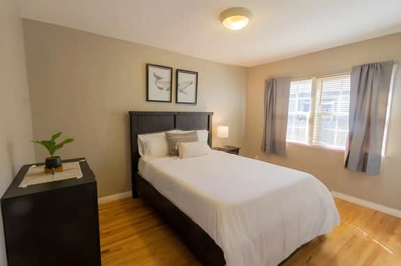 Prime Location Cottage Near Lake Trails Shops