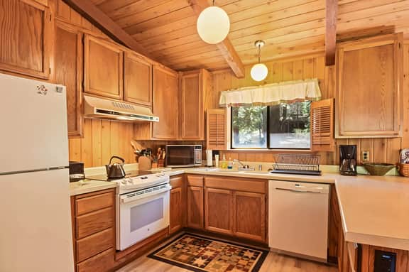 Serene Tahoe Donner Cabin mins to Lake, Ski, Golf