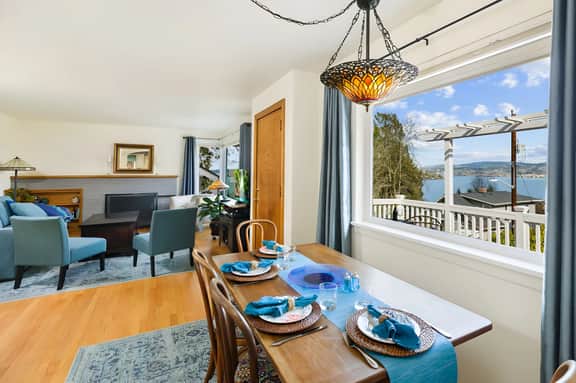 Scenic 3BR Lake Washington Home – Hot Tub & Outdoor BBQ