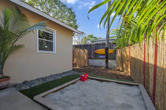 Walk to Beach, Firepit, Sandbox, BBQ, Dogs OK