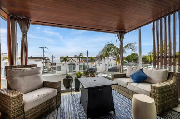 Stylish Manhattan Beach Home with Ocean Deck