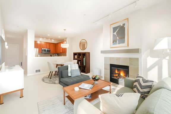 Waterfront Spacious 1BR+Den Walk to Pike Place