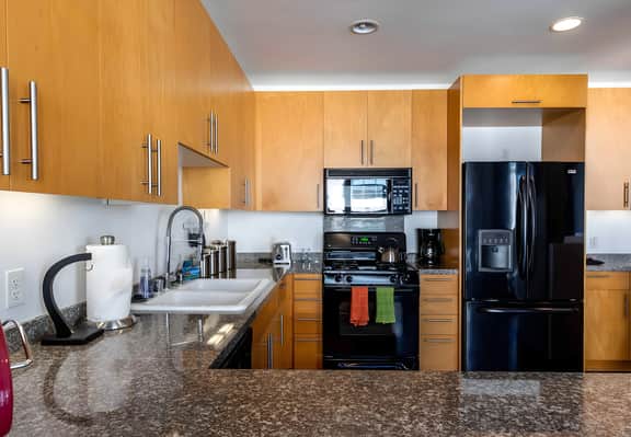 Modern Loft, Clean, Quiet, Parking, WiFi, Cable