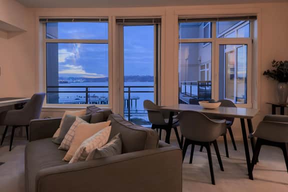 Water Views 1BR next to Pike Place w/ Hot Tub, Gym