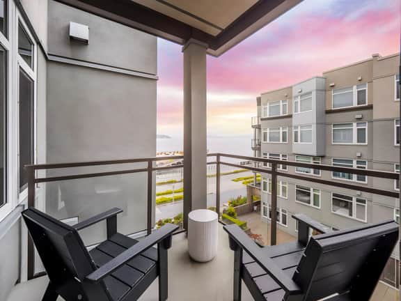 Waterfront Designer Condo Views Walk to Pike Place