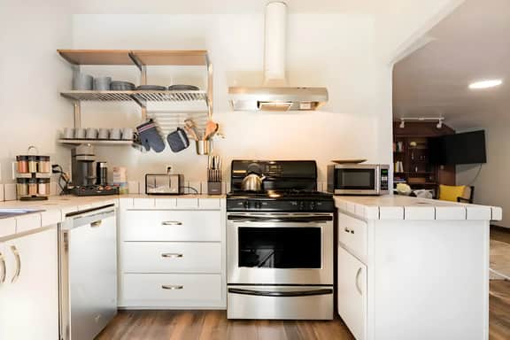 Charming Kings Beach Cabin, Hot Tub, Walk to Lake