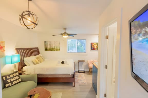 *Charming Studio* Central to Everything!