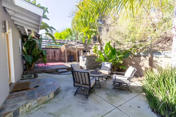 Prime Location Cottage Near Lake Trails Shops