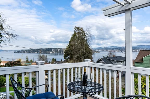 Scenic 3BR Lake Washington Home – Hot Tub & Outdoor BBQ