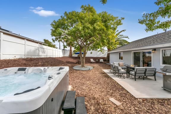 Relaxing 4BR w/ Hot Tub, Yard & Near PB + La Jolla
