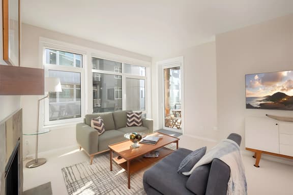 Waterfront Spacious 1BR+Den Walk to Pike Place