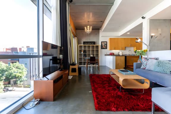 Modern Loft, Clean, Quiet, Parking, WiFi, Cable