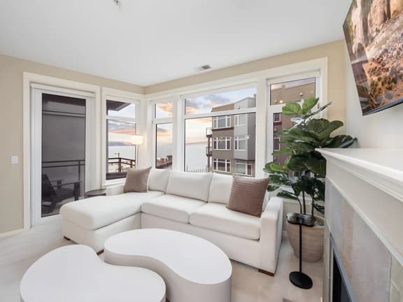 Waterfront Designer Condo Views Walk to Pike Place