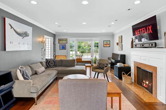Charming Traditional Westwood 3BR Beautiful Garden - Image 1
